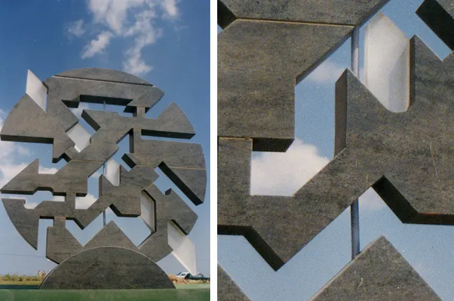 « Le Disque Incas », sculpture fontaine monumentale en granit — Canet-en-Roussillon
