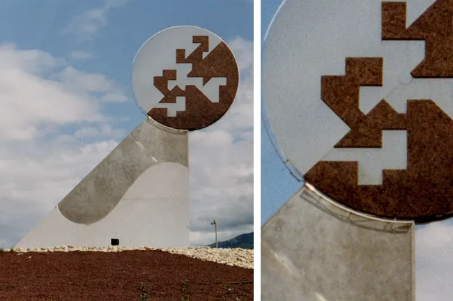 « La Porte de Catalogne », sculpture monumentale inox et granit — Pyrénées-Roussillon